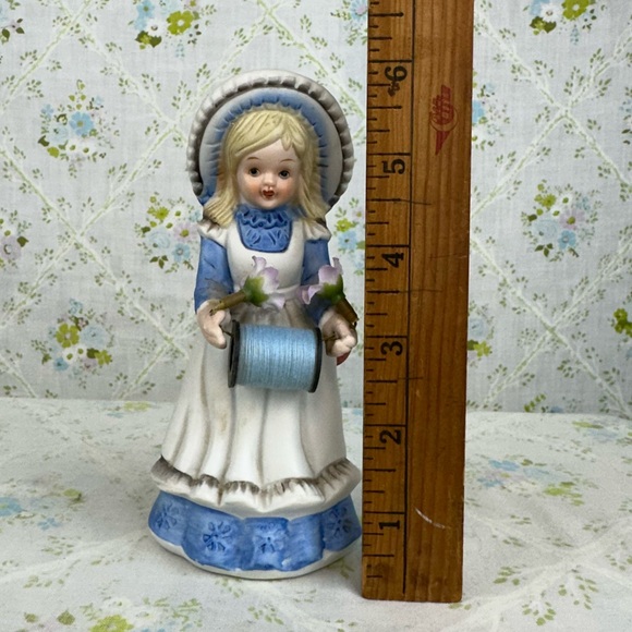 🧵 Adorable Vintage Thread & Scissor Holder Figurine 🪡 - Picture 8 of 8